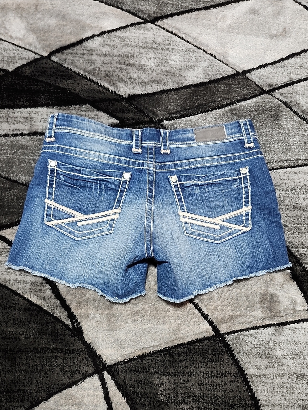 BKE PAYTON EMBROIDERED COLOR-POP LEATHER TRIM MID-RISE RAW-EDGE DEINIM SHORTS